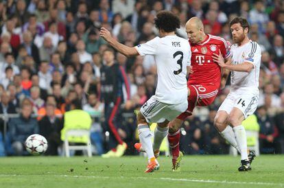 Robben entre Pepe y Xabi Alonso