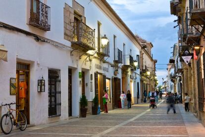 Este pueblo de 5.500 habitantes situado en la comarca manchega del Campo de Montiel fue declarado Conjunto Histórico-Artístico en 2004, gracias, entre otros, al conjunto monumental que forma su Plaza Mayor, del siglo XVII. Pero además de detenerse en sus joyas arquitectónicas, como el Hospital de Santiago, resulta recomendable pasear por la señorial calle del General Pérez Ballesteros o la animada calle Cervantes (en la foto). Villanueva de los Infantes es uno de los enclaves que se disputan haber inspirado ese “lugar de La Mancha de cuyo nombre no quiero acordarme”.