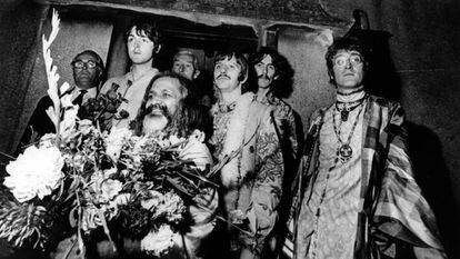 Paul McCartney, Ringo Starr, George Harrison y John Lennon, junto al gurú Maharishi Mahesh Yogi, durante su visita a Gales en 1967.
