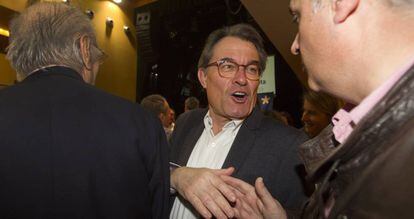 Artur Mas saluda el exconsejero Germà Gordó, este sábado.