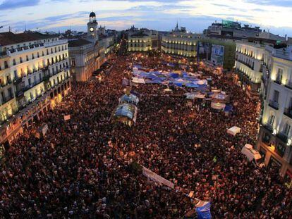 Manifestantes pasan la noche en la Puerta del Sol de Madrid el 21 de mayo de 2011.