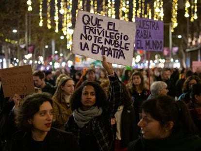 Decenas de personas portan carteles durante una manifestación en Barcelona por el Día Internacional para la Eliminación de la Violencia contra la Mujer.