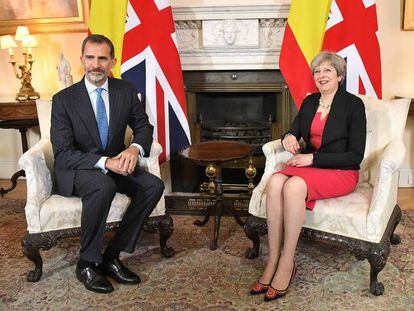 La primera ministra brit&aacute;nica Theresa May, junto al rey Felipe VI.