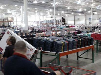 Interior de la multinacional estadounidense Costco en Sevilla.