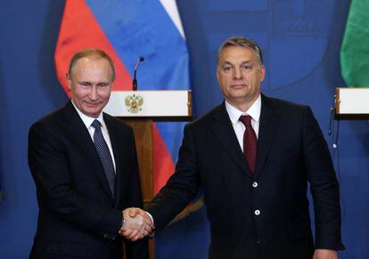 El presidente ruso Vladimir Putin junto a su anfitrión y primer ministro húngaro, Viktor Orban, este jueves en Budapest