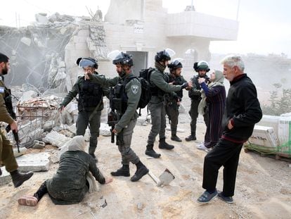 Las fuerzas israelíes demuelen una casa palestina en Cisjordania el pasado 28 de diciembre