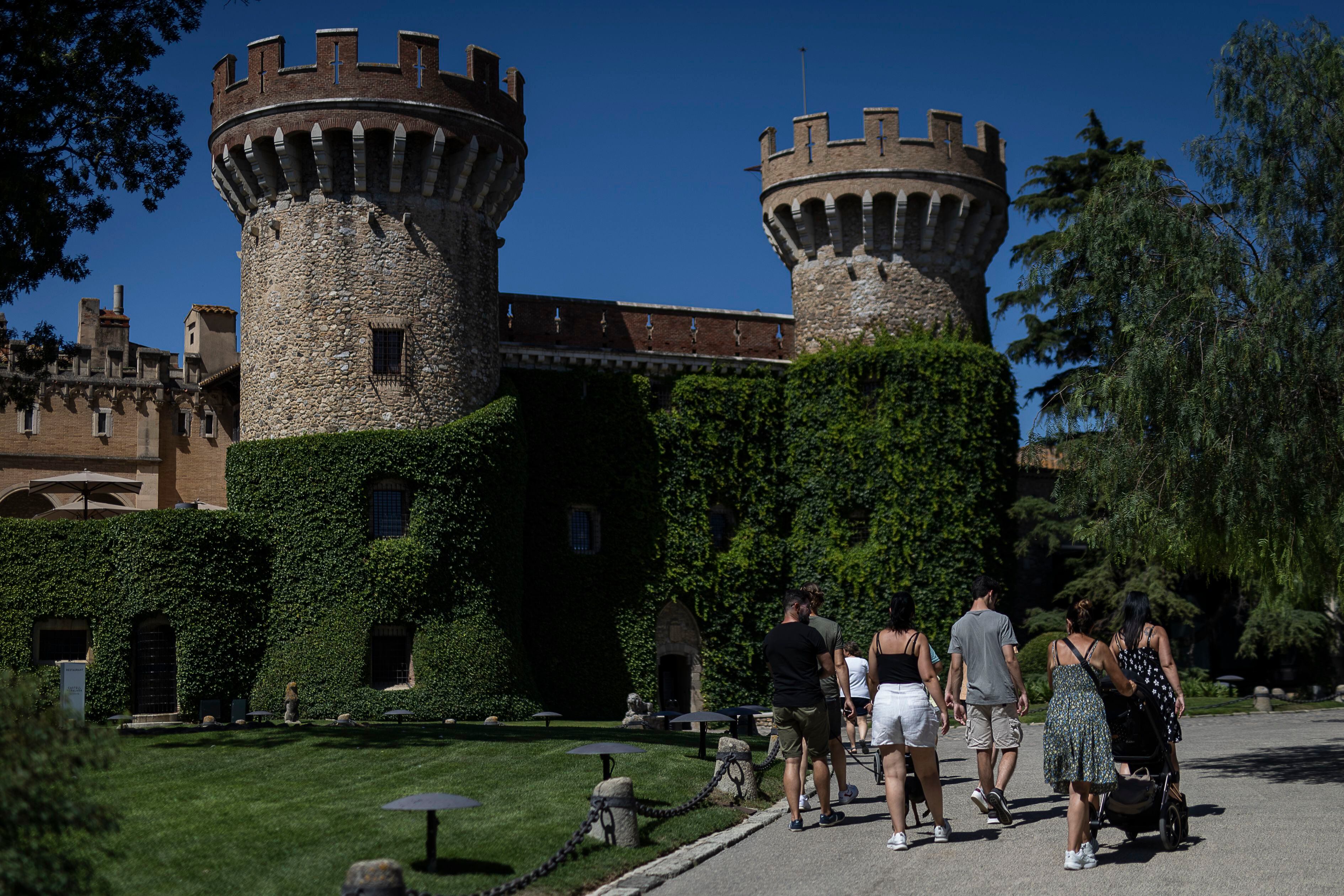 Turistas visitando el Castell de Peralada.