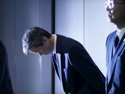 El ya expresidente de Toshiba pidiendo disculpas por el esc&aacute;ndalo de las cuentas de la compa&ntilde;&iacute;a.