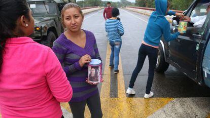 Familiares de los secuestrados piden dinero en la carretera.