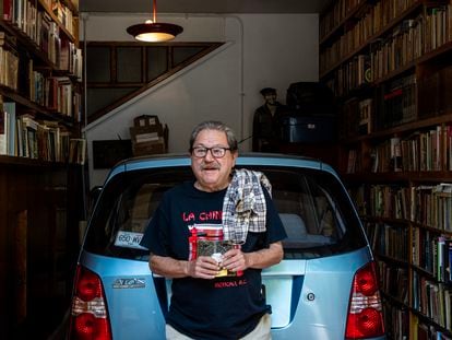 Paco Ignacio Taibo II en la puerta de su casa en Ciudad de México.