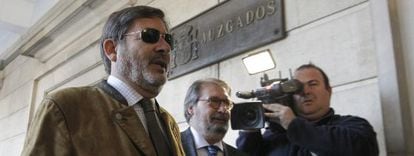 Javier Guerrero y su abogado, Fernando de Pablo (derecha), a su llegada a los juzgados de Sevilla el 9 de marzo.