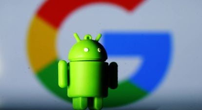 Impresi&oacute;n 3D del logo de Android junto al logo de Google. 