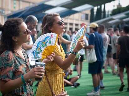 Dos asistentes a la edición de 2019 del festival de música Sónar de Barcelona.