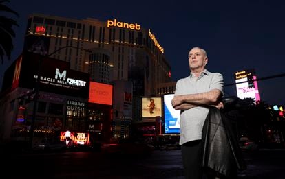 El periodista Jeff German, conductor del pódcast 'Mobbed Up', posa en el Strip de Las Vegas, en junio de 2021.