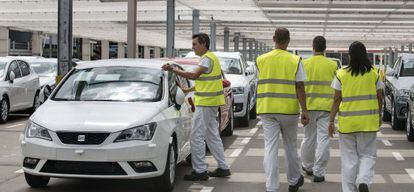 Carga de coches en la planta de Seat de Martorell, (Barcelona) .