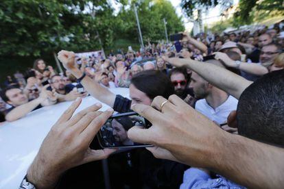 Pablo Iglesias saluda en Terrasa a un grupo de seguidores en mayo de 2015.