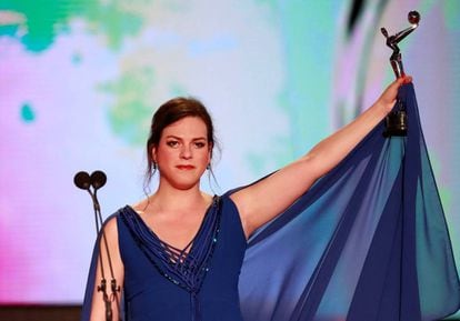 La actriz chilena Daniela Vega, con el premio a la Mejor Interpretación Femenina.