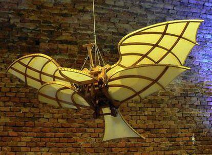 La exposición da la oportunidad de ver artilugios voladores diseñados por el genio renacentista a escala real
