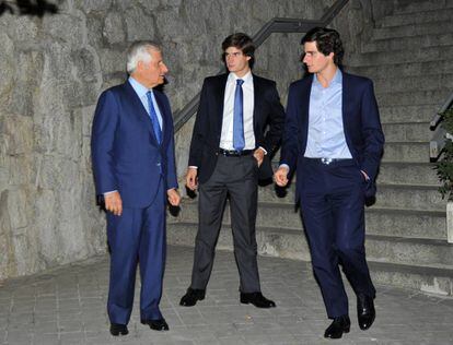 Desde la izquierda, el duque de Alba, con sus hijos Carlos y Fernando.