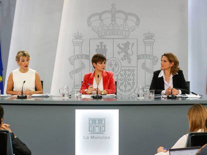 Las ministras de Trabajo Yolanda Díaz, Política Territorial Isabel Rodríguez y Transición Ecológica Teresa Ribera ofrecen la rueda de prensa posterior al Consejo de Ministros en el Palacio de la Moncloa en Madrid, este martes.