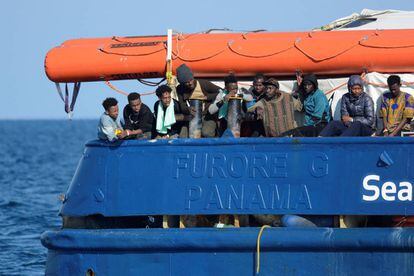 Migrantes a bordo del 'Sea Watch 3', este domingo frente a las costas de Siracusa (Sicilia). 