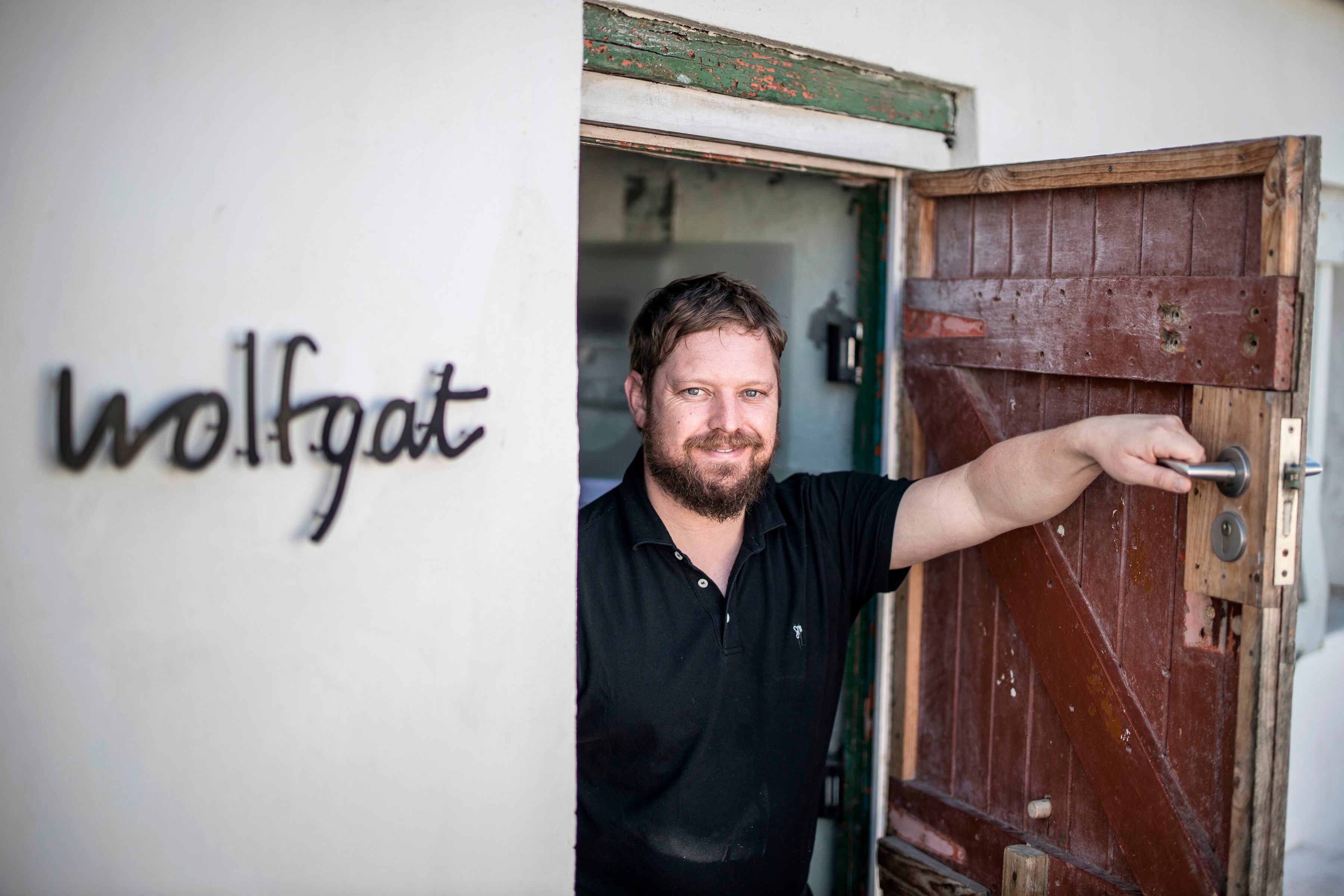 El cocinero sudafricano Kobus van der Merwe, en la puerta de su restaurante Wolfgat, en la playa de Paternoster, a 150 kilómetros de Ciudad del Cabo (Sudáfrica).