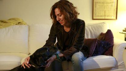Irene Lozano posa en su casa de Madrid.