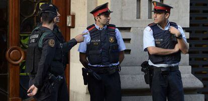 Agents dels Mossos i la Guàrdia Civil durant els escorcolls a la seu d'Economia de la Generalitat.