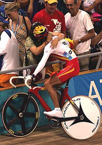 Llaneras es felicitado por una espectadora tras lograr la medalla de plata.