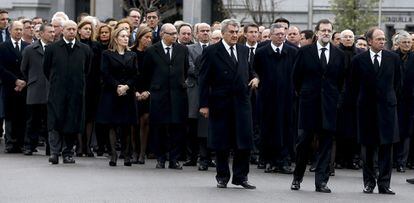 El presidente del Gobierno, Mariano Rajoy, junto a los presidente del Congreso y el Senado, Jesús Posada (primera fila-i) y Pío García Escudero (primera fila-d), entre otras autoridades, caminan tras el féretro con los restos mortales del expresidente Adolfo Suárez, a su llegada a la Plaza de Cibeles, el último destino del expresidente antes de su partida a Ávila.