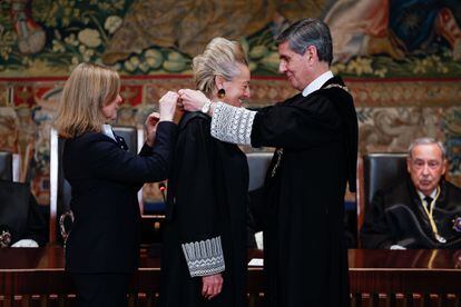 María Luisa Segoviano, junto al presidente del Tribunal Constitucional, Pedro González-Trevijano, durante su toma de posesión como nueva magistrada del Tribunal Constitucional, este lunes, en Madrid.