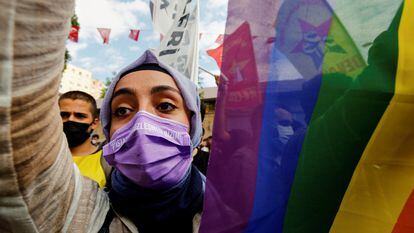 Una manifestante con la bandera arcoíris en una protesta contra un ataque a una oficina del Partido Democrático de los Pueblos, en Estambul, en junio de 2021.