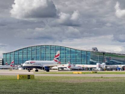 Aviones de British Airways estacionados en el aeropuerto londinense de Heathrow.