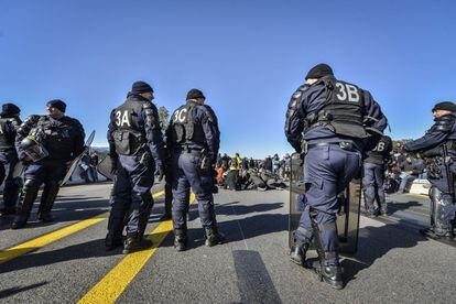 Agents de la Gendarmeria francesa vigilen els manifestants, situats a la frontera entre França i Espanya.