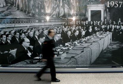 Imagen tomada en 2007 en Bruselas ante una foto de la firma del Tratado de Roma en 1957.
