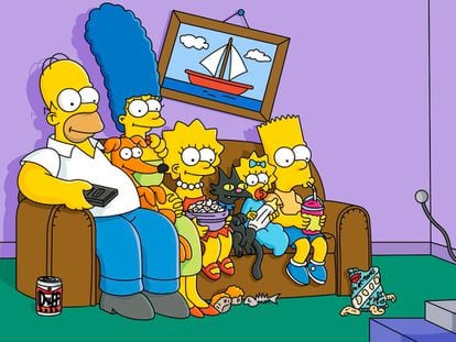 Imagen de la serie 'Los Simpons', en la que aparecen sus miembros sentados frente al televisor.