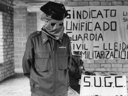 Guardias civiles encapuchados en un acto en la clandestinidad del Sindicato Unificado de la Guardia Civil (SUGC) en Lleida, en julio de 1989.