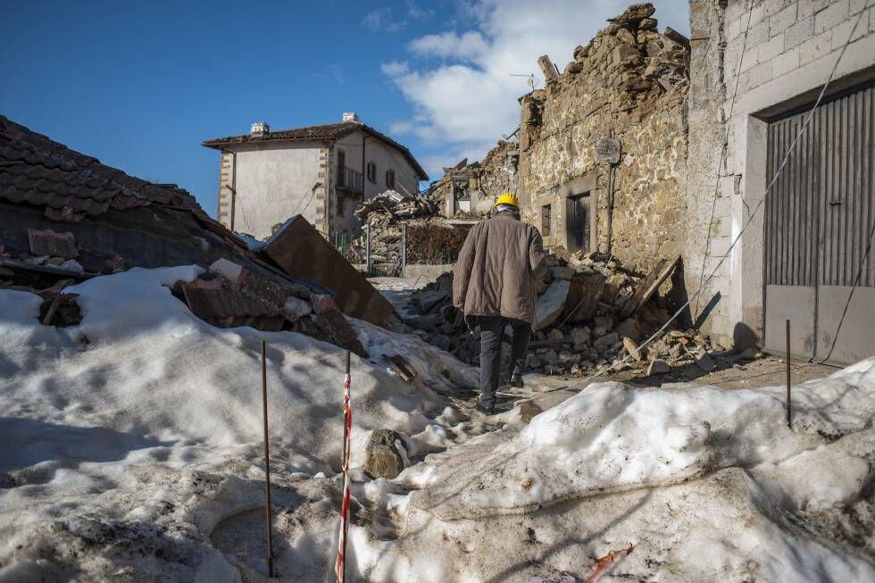 Un vecino muestra los restos de su casa en Amatrice.