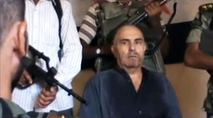 Captura del vídeo lanzado por los rebeldes sirios en la que aparece un hombre al que los insurgentes identifican como el coronel del Ejército Rafik Mohammed Suleiman.