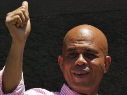 Martelly saluda al pueblo haitiano en 2011.