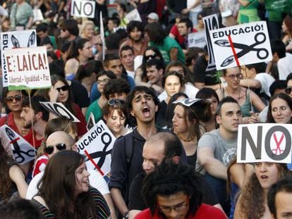 Manifestación de centenares de estudiantes y profesores convocados en contra de los recortes en educación y la subida de las tasas universitarias, en Madrid.