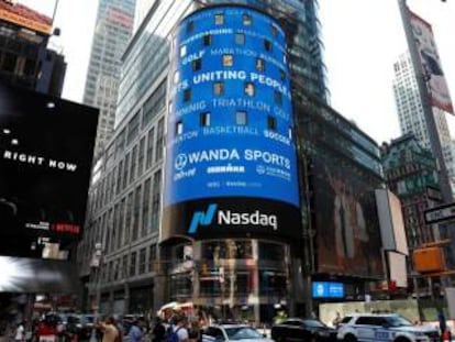 Logo de Wanda Sports Group en la sede de Nasdaq, en Times Square (Nueva York), antes de su OPV en 2019. 