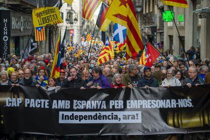 Un momento de la manifestación, justo antes de entrar en la plaça de Sant Jaume.