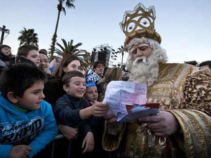 El Rey Melchor lee la carta entregada por un ni&ntilde;o.  