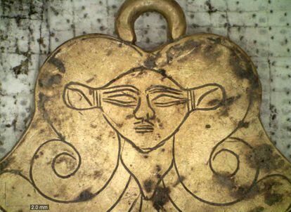Pendiente con el rostro de la diosa egipcia Hathos.