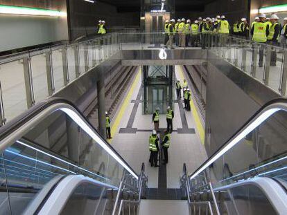 Responsables de la Junta y el Ayuntamiento visitan una estación del metro.