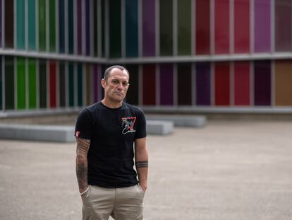 Igor Sierra, suscriptor de EL PAÍS, frente al Museo de Arte Contemporáneo de Castilla y León, en León, el 3 de junio.