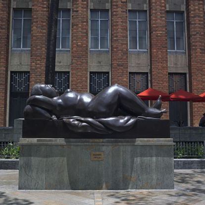 Una de las estatuas de Fernando Botero situadas en la plaza del mismo nombre.