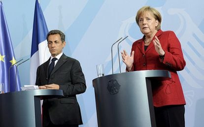 La canciller alemana Angela Merkel y el presidente francés Nicolás Sarkosy comparecen ante los medios al término de un encuentro en la Cancillería alemana en Berlín