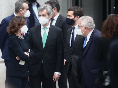 La vicepresidenta primera, Carmen Calvo; el presidente del Consejo General del Poder Judicial, Carlos Lesmes; el líder del PP, Pablo Casado; y el presidente del Tribunal Constitucional, Juan José González Rivas, conversan al finalizar el acto con motivo del 40 aniversario del 23 de febrero.